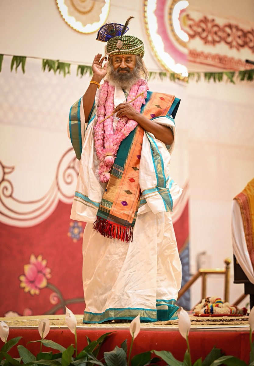 OfficeOfGurudev's tweet photo. On the 7th evening of #Navratri2025, Sudarshan Homa was performed at @BangaloreAshram in presence of @Gurudev. Invoking the blessings of Lord Vishnu’s Sudarshan - the true vision of our infinite Self - may peace, protection, and auspiciousness reach everyone. https://t.co/5ZcazDapHu