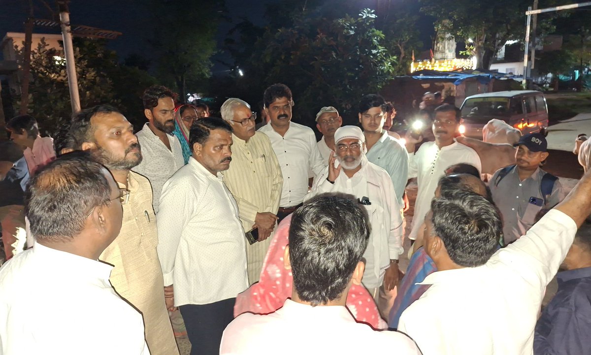 नर्मदापुरम के वार्ड क्रमांक 32 स्थित ईदगाह रेलवे फाटक पर प्रतिदिन लगने वाले जाम एवं रहवासियों को हो रही परेशानियों को दृष्टिगत आज सांसद श्री दर्शन सिंह चौधरी जी के साथ स्थल का निरीक्षण किया।