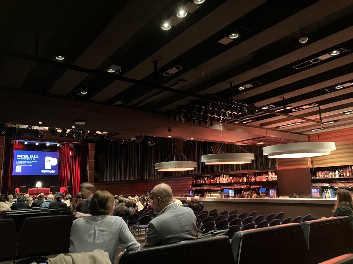 Gleich geht es los im Kaufleuten. Bald ist Halbzeit in der 52. Legislaturperiode. Raphaela Birrer, Chefredaktorin des Tages-Anzeigers, blickt mit den Parteipräsident:innen zurück und nach vorne auf die wichtigsten politischen Fragen. Ich bin gespannt.