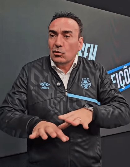ReidoSul1's tweet image. Marcelo Marques além de doar a gestão da Arena ao Grêmio, resolvendo um problema monstro, ainda vai custear:

- A troca do gramado 

- Os painéis solares para manutenção do gramado

- A iluminação externa da Arena

- Troca da iluminação interna da Arena

- Painéis de Led para…
