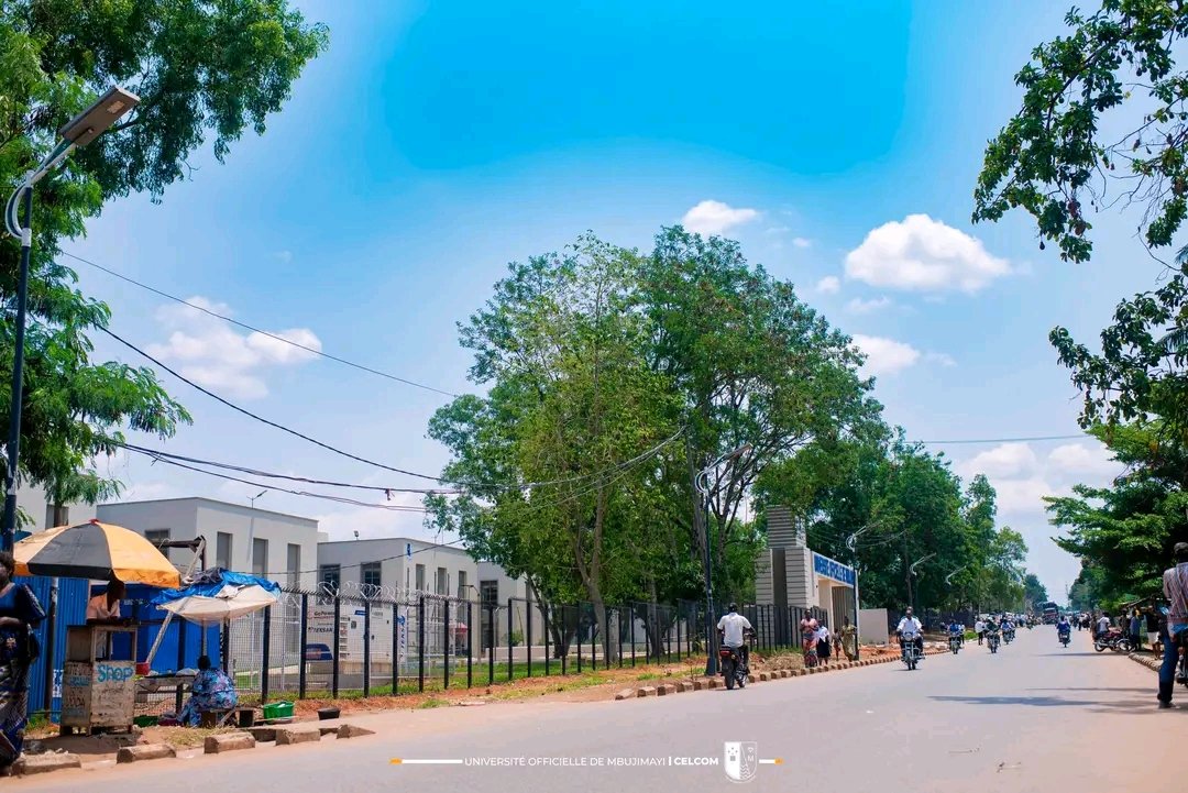 Dynamiquedjs's tweet image. #RDC - #ESU | 
INAUGURATION IMMINENTE DE L'UNIVERSITÉ OFFICIELLE DE MBUJIMAYI : LES PRESTIGIEUSES ET MODERNES INFRASTRUCTURES DÉVOILÉES CE JOUR AU PUBLIC.

Merci @fatshi13_ pour l'amour que tu as pour le congo 🇨🇩🙏❤️🤝 

@Presidence_RDC @PrimatureRDC @cabinet_esuRDC