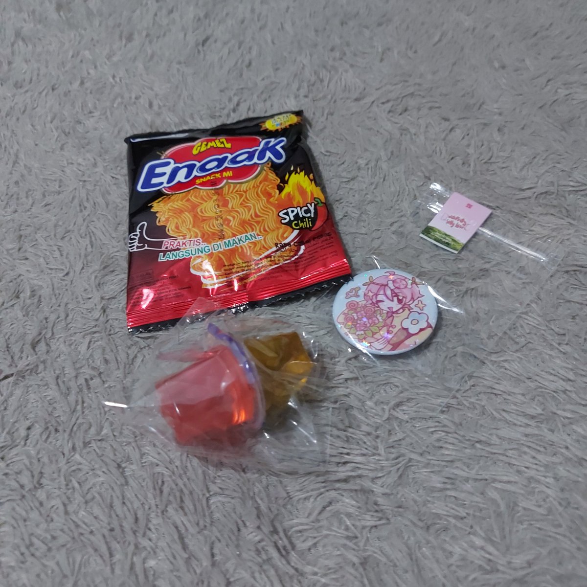 bominight's tweet image. Trs ini jg freebies klaim sweet badge dari @323Project_ID 
Bonus foto sama standee pangeran kita 🤭