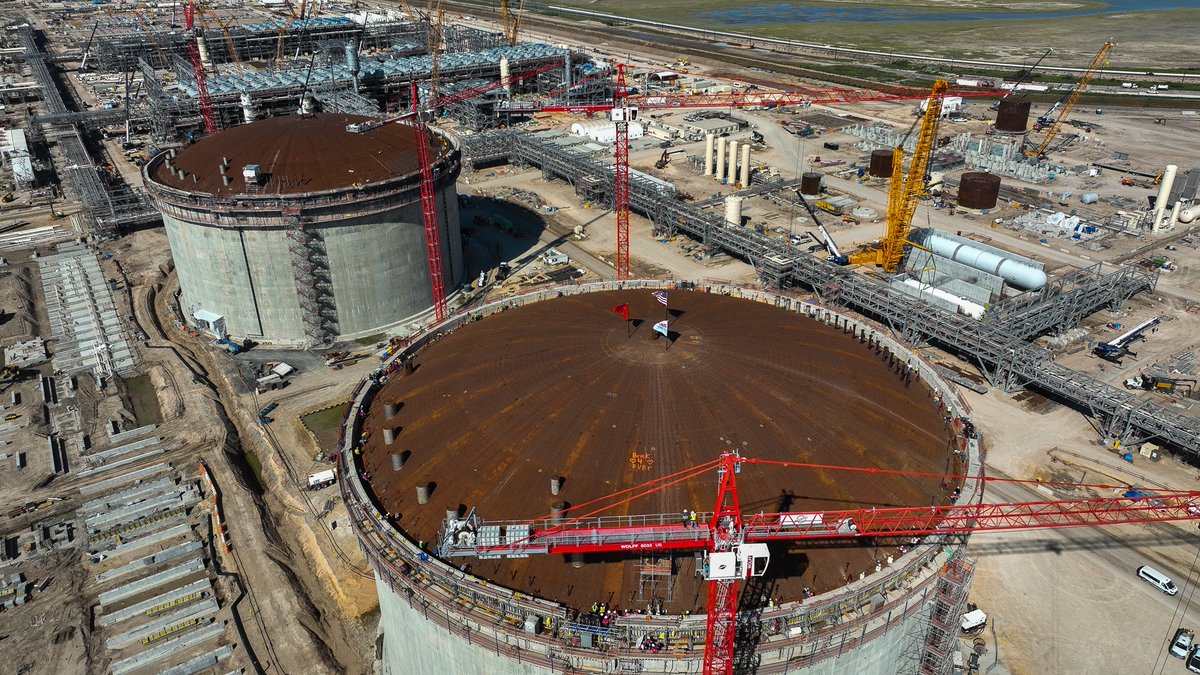 We raised the roof again ⏫

The crews at #RioGrandeLNG have done it again with the roof of our second LNG tank now safely in place. In a month filled with milestones, we could not be prouder of the <a href="/NextDecadeLNG/">NextDecade</a> and <a href="/Bechtel/">Bechtel Corporation</a> teams in the #RioGrandeValley who are demonstrating