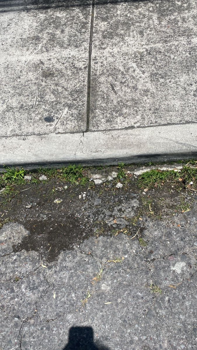 Señores <a href="/aguadequito/">Epmaps - Agua de Quito</a>  en  la Arroyo del Río N3794 y Manuel María Sanchez hay una filtración de agua. Nos podrán ayudar ? Mil gracias de antemano.
Favor compartir