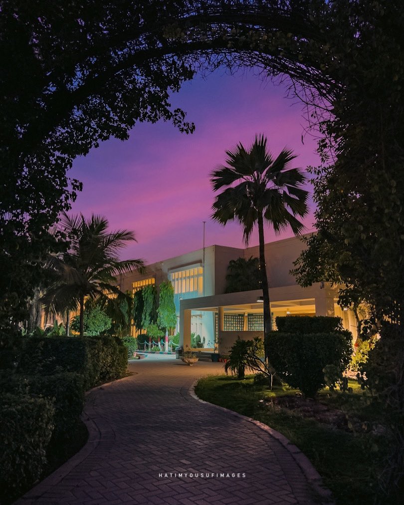 justhatim's tweet photo. When the sky turns into a canvas, the world becomes your classroom.🪻

#hatimyousufimages #shotoniphone #dusk #twilight #sunset #aku #akhss #education #college #akesp #colorful #pursuitofknowledge #beautifulskies #dayend @TheIsmaili @akhsskarachi @AKUGlobal https://t.co/TiO9KOsMYZ