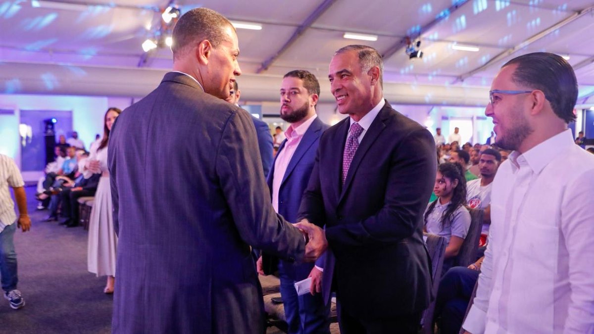 Gracias a mi querido  hermano mayor (aunque el diga lo contrario😂) ⁦⁦<a href="/ggomezmazara/">Guido Gómez Mazara</a>⁩ por compartir su experiencia en materia de políticas de innovación e inclusión digital para el ecosistema emprendedor🇩🇴. #EmprendeLab2025 #Hazquepase ⁦<a href="/IndotelRD/">Instituto Dominicano de las Telecomunicaciones</a>⁩ <a href="/Promipyme_RD/">Promipymerd</a>