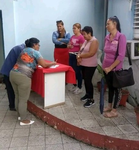 Desde el <a href="/GECLasTunas/">Grupo Empresarial de Comercio Las Tunas</a> brindamos nuestro apoyo a la hermana #Venezuela. Esta firma respalda nuestro compromiso con la paz en la región.
<a href="/LorenzoOsbel/">Osbel Lorenzo</a>
<a href="/YelenysLasTunas/">Yelenys Tornet Menéndez</a>
#ComercioCuba #CubaConVenezuela #LasTunas