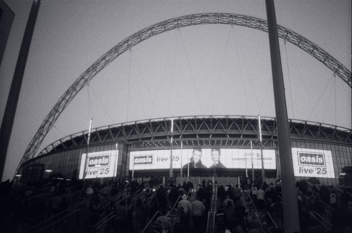 Rickmacmacca's tweet photo. @oasis Final night on film 🥹📸🙏 https://t.co/L4OeL2N7hk