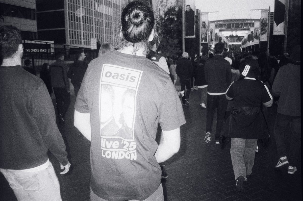 Rickmacmacca's tweet photo. @oasis Final night on film 🥹📸🙏 https://t.co/L4OeL2N7hk