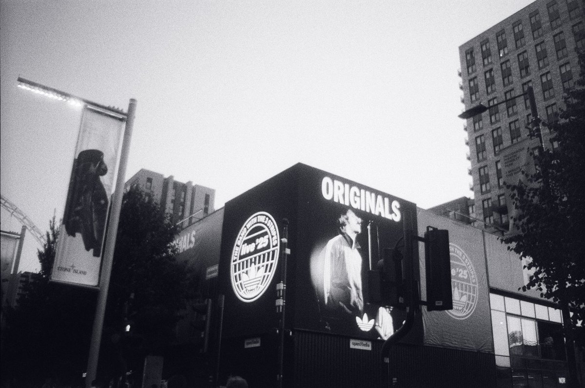 Rickmacmacca's tweet photo. @oasis Final night on film 🥹📸🙏 https://t.co/L4OeL2N7hk