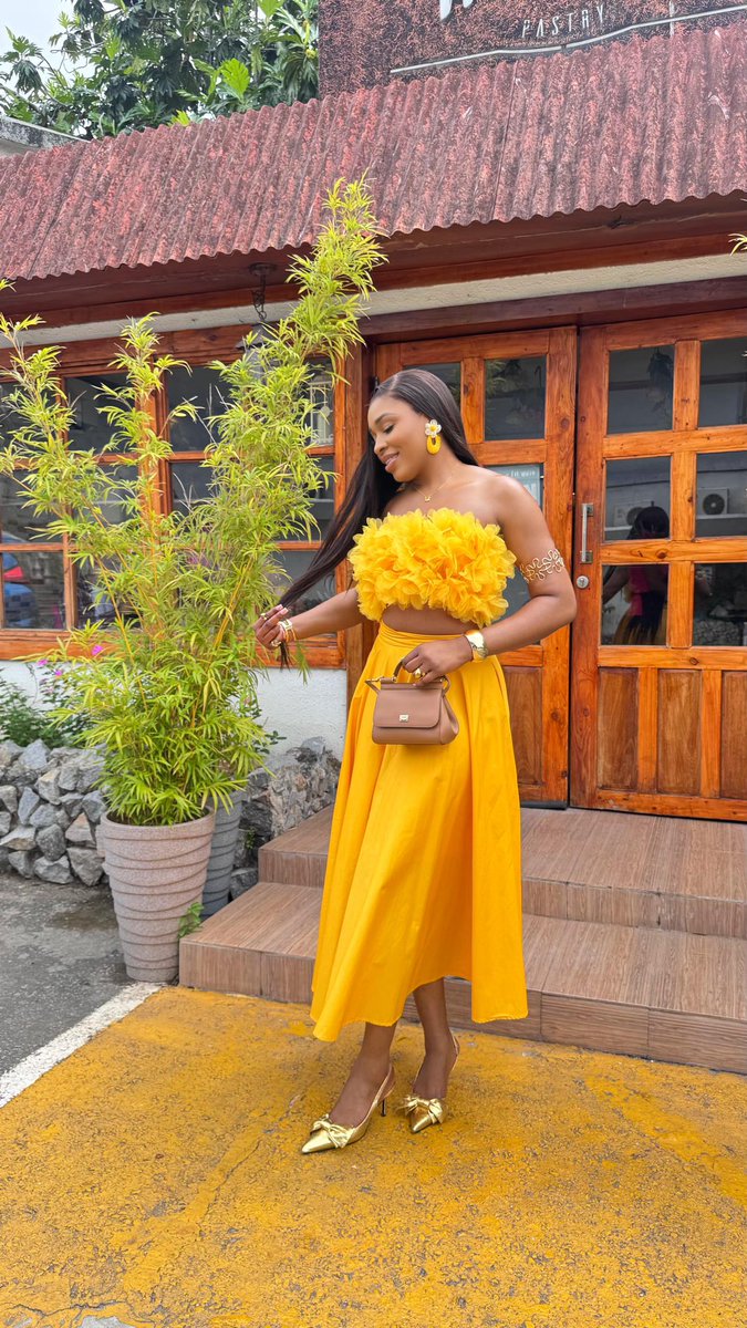 thereal_thelmaa's tweet photo. If happiness was an outfit, It would be this stunning dress 😍 #MondayOutfit

 📸 @shotbyreels 
💇🏽‍♀️ Hair @preshhairways 
🔌 Skin plug @ bellissimostorebythelma 😉 

#ThelmaLawson
#BBNaijaS10
#BBNaija https://t.co/9Xe3SYjWN3