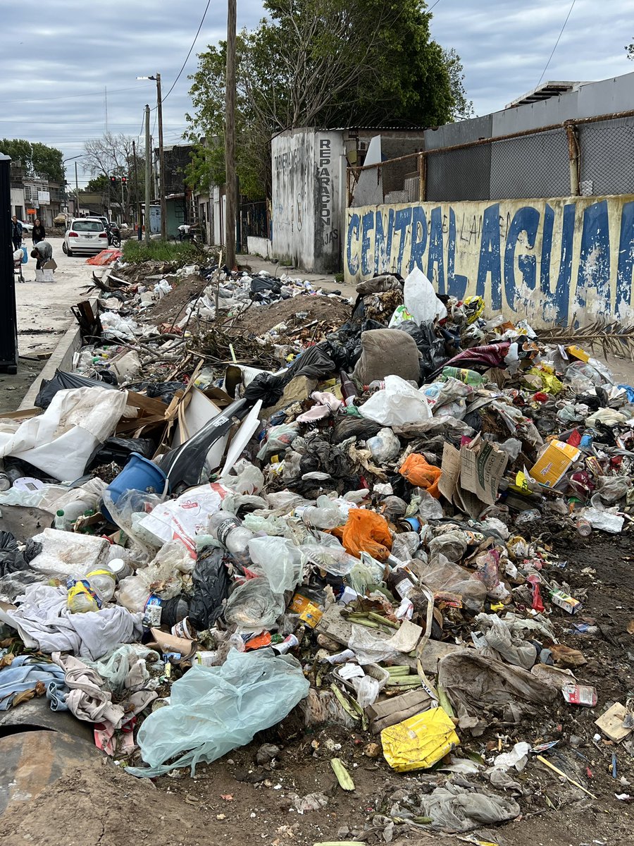 ENROSSO's tweet photo. Ayacucho entre  Uriburu y E de Israel , seguro a nuestros gobernantes les va a agarrar el apuro, cuando tengan que mostrar la obra finalizada!! mientras tanto es imposible vivir asi, lleno de ratas y basura , la verdad que son  una verguenza @maxipullaro @pablojavkin @MuniRosario https://t.co/T2qRtgwWty