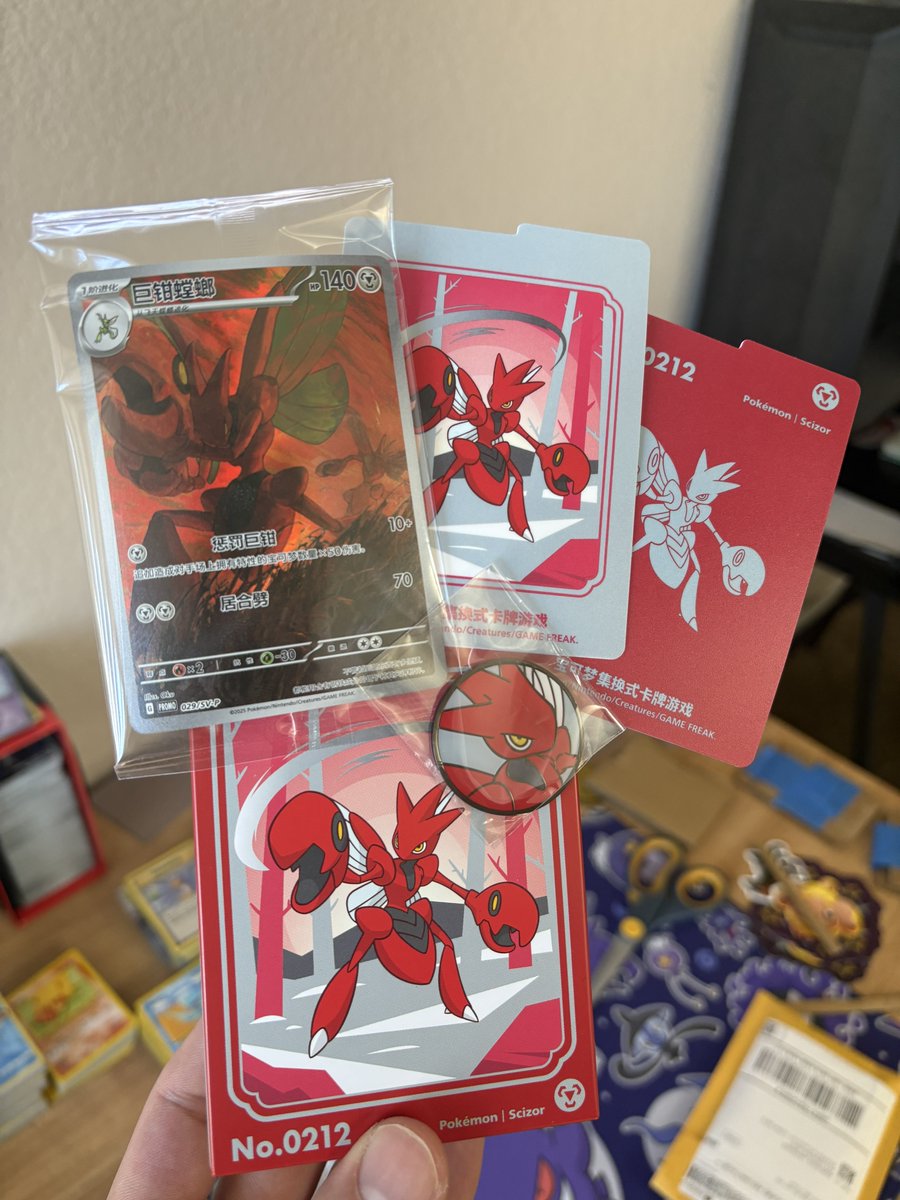 Time for a Mega Monday Giveaway 🎁 

S-Chinese Scizor deck box ✂️📦 
2nd slide shows contents 

Free to enter:
Follow this account 
Like + RT ♻️ 

Comment how old you were the first time you played Pokemon (video game OR tcg) for good luck 🥳

Winner picked this Friday 10/3 🗓️