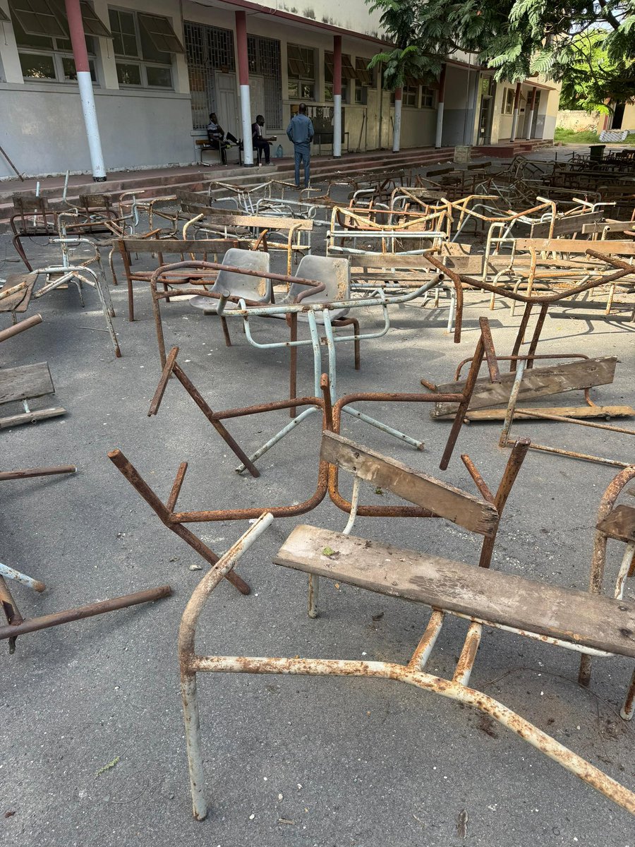 Niintche's tweet photo. À quelques jours de la rentrée des classes le Lycée Lamine Gueye de Dakar Ex Van Vo fait appel à la communauté opération réparation de tables bancs, peinture des classes…
Pendant 3 jours nous y serons à partir de ce vendredi.
Une citoyenneté active au service des communautés.
Une simple action citoyenne 🇸🇳
#Deurkiss