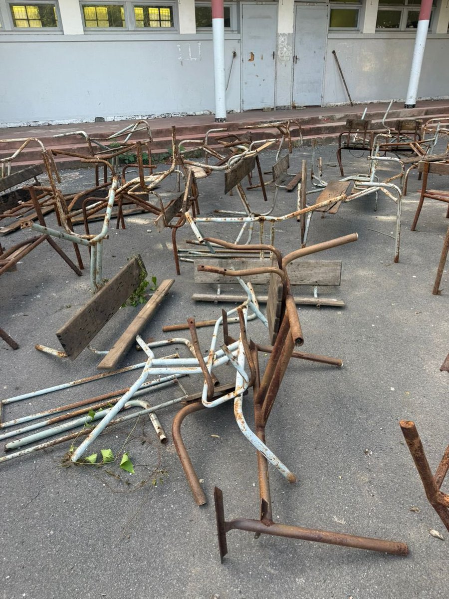 Niintche's tweet photo. À quelques jours de la rentrée des classes le Lycée Lamine Gueye de Dakar Ex Van Vo fait appel à la communauté opération réparation de tables bancs, peinture des classes…
Pendant 3 jours nous y serons à partir de ce vendredi.
Une citoyenneté active au service des communautés.
Une simple action citoyenne 🇸🇳
#Deurkiss