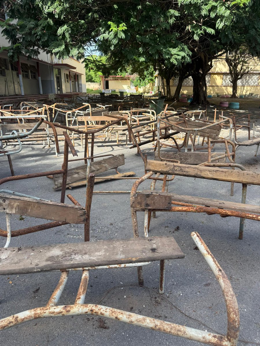 Niintche's tweet photo. À quelques jours de la rentrée des classes le Lycée Lamine Gueye de Dakar Ex Van Vo fait appel à la communauté opération réparation de tables bancs, peinture des classes…
Pendant 3 jours nous y serons à partir de ce vendredi.
Une citoyenneté active au service des communautés.
Une simple action citoyenne 🇸🇳
#Deurkiss