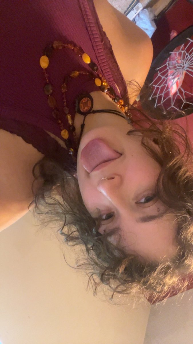 fitznkitten's tweet photo. Upside down kitty 💅🏻 https://t.co/3TpvSW7mHh