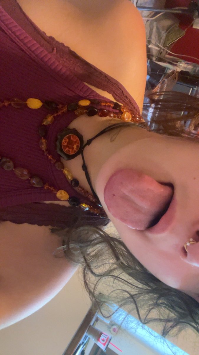 fitznkitten's tweet photo. Upside down kitty 💅🏻 https://t.co/3TpvSW7mHh