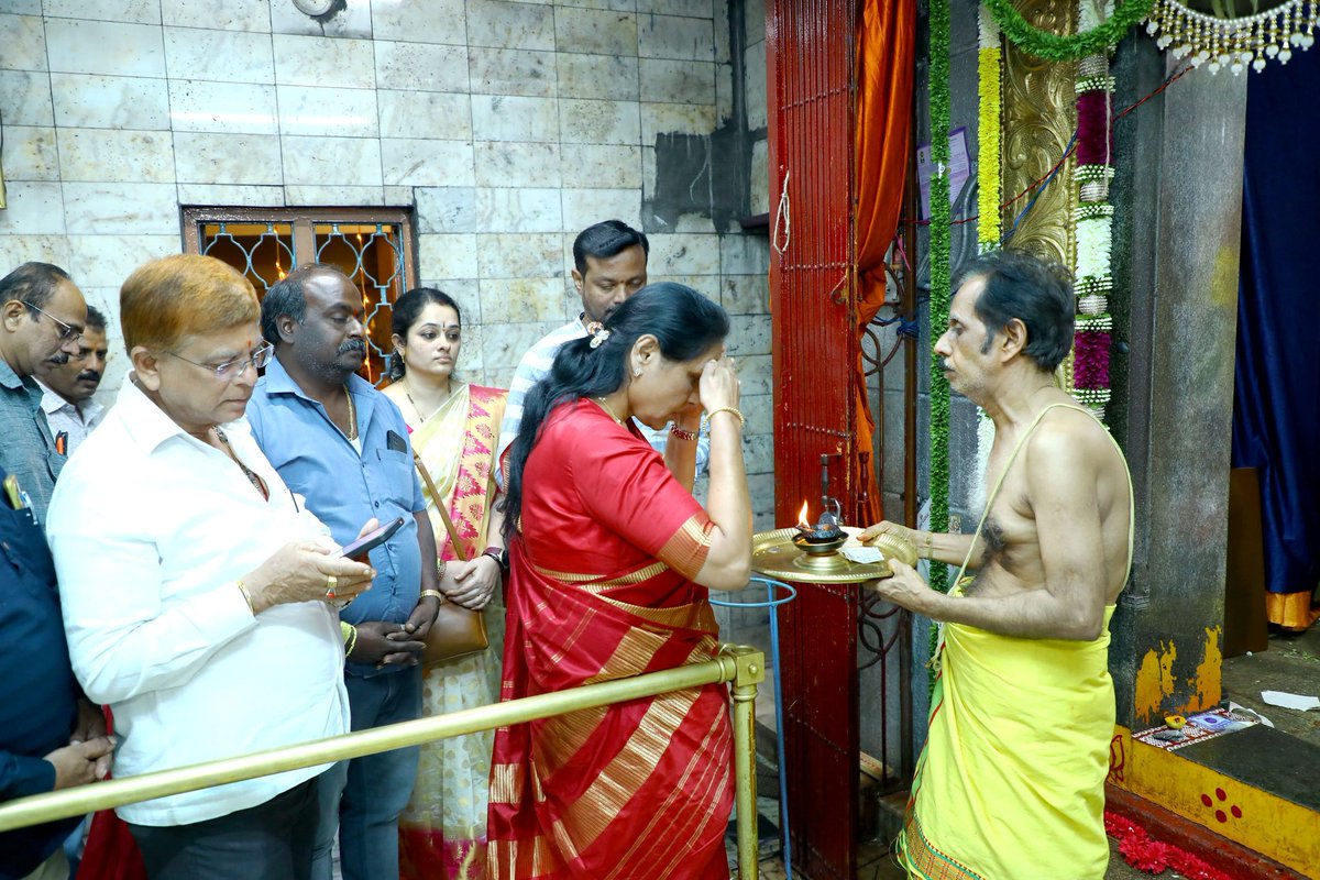 ShobhaBJP's tweet photo. ಮತ್ತೀಕೆರೆಯಲ್ಲಿರುವ ಶ್ರೀ ಚೌಡೇಶ್ವರಿ ಅಮ್ಮನವರ ದೇವಸ್ಥಾನದಲ್ಲಿಂದು ನವರಾತ್ರಿ ಹಬ್ಬದ ಪ್ರಯುಕ್ತ ನಡೆದ ವಿಶೇಷ ಪೂಜೆಯಲ್ಲಿ ಪಾಲ್ಗೊಂಡು, ಶ್ರೀದೇವಿಗೆ ಪೂಜೆ ಸಲ್ಲಿಸಿ, ಆಶೀರ್ವಾದ ಪಡೆದುಕೊಳ್ಳಲಾಯಿತು.
Visited Shri Choudeshwari Temple in Mattikere & offered prayers to the Goddess.
#SKInConstituency https://t.co/1Ab0ocdGAk