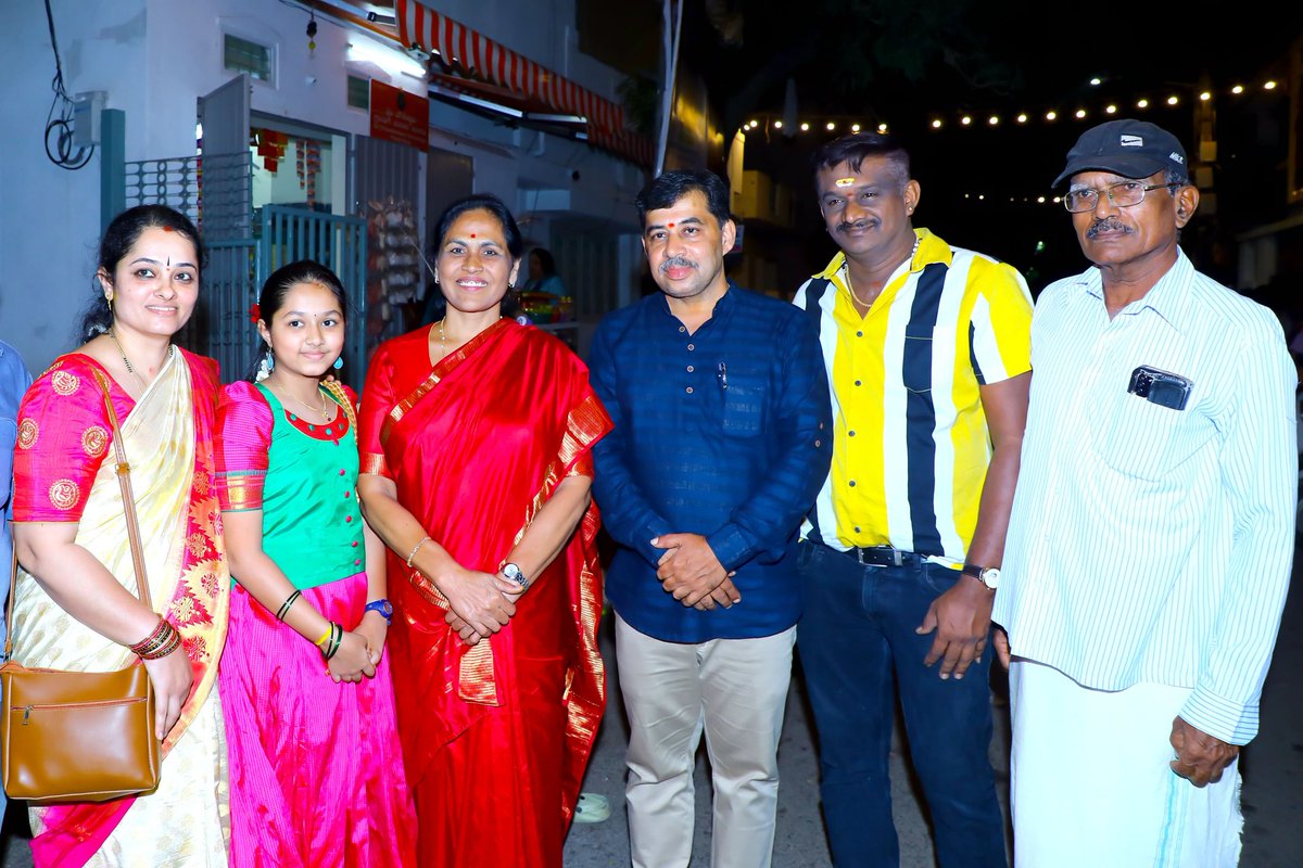 ShobhaBJP's tweet photo. ಮತ್ತೀಕೆರೆಯಲ್ಲಿರುವ ಶ್ರೀ ಚೌಡೇಶ್ವರಿ ಅಮ್ಮನವರ ದೇವಸ್ಥಾನದಲ್ಲಿಂದು ನವರಾತ್ರಿ ಹಬ್ಬದ ಪ್ರಯುಕ್ತ ನಡೆದ ವಿಶೇಷ ಪೂಜೆಯಲ್ಲಿ ಪಾಲ್ಗೊಂಡು, ಶ್ರೀದೇವಿಗೆ ಪೂಜೆ ಸಲ್ಲಿಸಿ, ಆಶೀರ್ವಾದ ಪಡೆದುಕೊಳ್ಳಲಾಯಿತು.
Visited Shri Choudeshwari Temple in Mattikere & offered prayers to the Goddess.
#SKInConstituency https://t.co/1Ab0ocdGAk