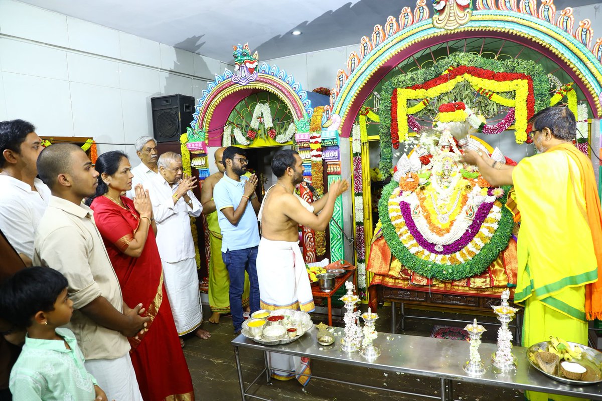ShobhaBJP's tweet photo. ಮತ್ತೀಕೆರೆಯಲ್ಲಿರುವ ಶ್ರೀ ಚೌಡೇಶ್ವರಿ ಅಮ್ಮನವರ ದೇವಸ್ಥಾನದಲ್ಲಿಂದು ನವರಾತ್ರಿ ಹಬ್ಬದ ಪ್ರಯುಕ್ತ ನಡೆದ ವಿಶೇಷ ಪೂಜೆಯಲ್ಲಿ ಪಾಲ್ಗೊಂಡು, ಶ್ರೀದೇವಿಗೆ ಪೂಜೆ ಸಲ್ಲಿಸಿ, ಆಶೀರ್ವಾದ ಪಡೆದುಕೊಳ್ಳಲಾಯಿತು.
Visited Shri Choudeshwari Temple in Mattikere & offered prayers to the Goddess.
#SKInConstituency https://t.co/1Ab0ocdGAk
