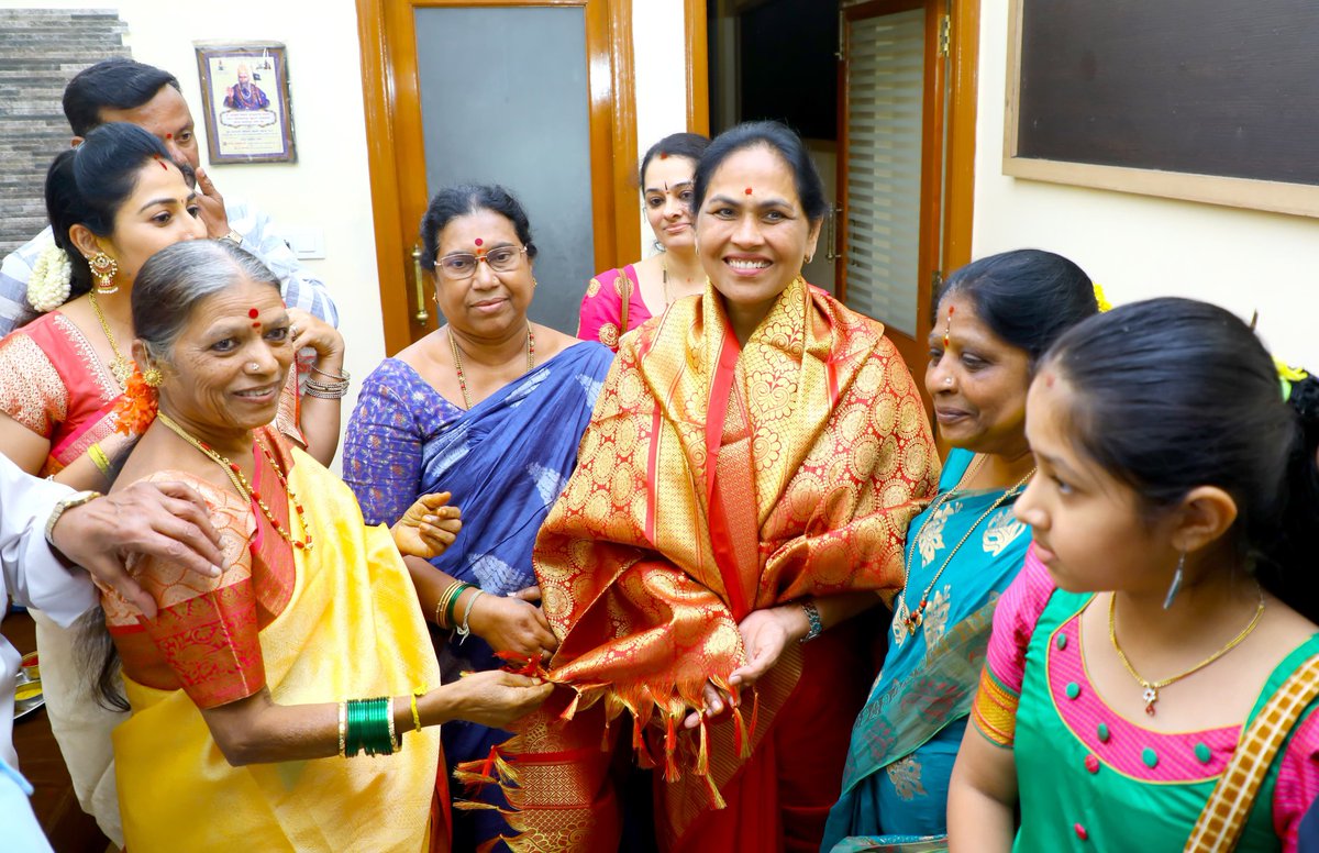 ShobhaBJP's tweet photo. ಮತ್ತೀಕೆರೆಯಲ್ಲಿರುವ ಶ್ರೀ ಚೌಡೇಶ್ವರಿ ಅಮ್ಮನವರ ದೇವಸ್ಥಾನದಲ್ಲಿಂದು ನವರಾತ್ರಿ ಹಬ್ಬದ ಪ್ರಯುಕ್ತ ನಡೆದ ವಿಶೇಷ ಪೂಜೆಯಲ್ಲಿ ಪಾಲ್ಗೊಂಡು, ಶ್ರೀದೇವಿಗೆ ಪೂಜೆ ಸಲ್ಲಿಸಿ, ಆಶೀರ್ವಾದ ಪಡೆದುಕೊಳ್ಳಲಾಯಿತು.
Visited Shri Choudeshwari Temple in Mattikere & offered prayers to the Goddess.
#SKInConstituency https://t.co/1Ab0ocdGAk