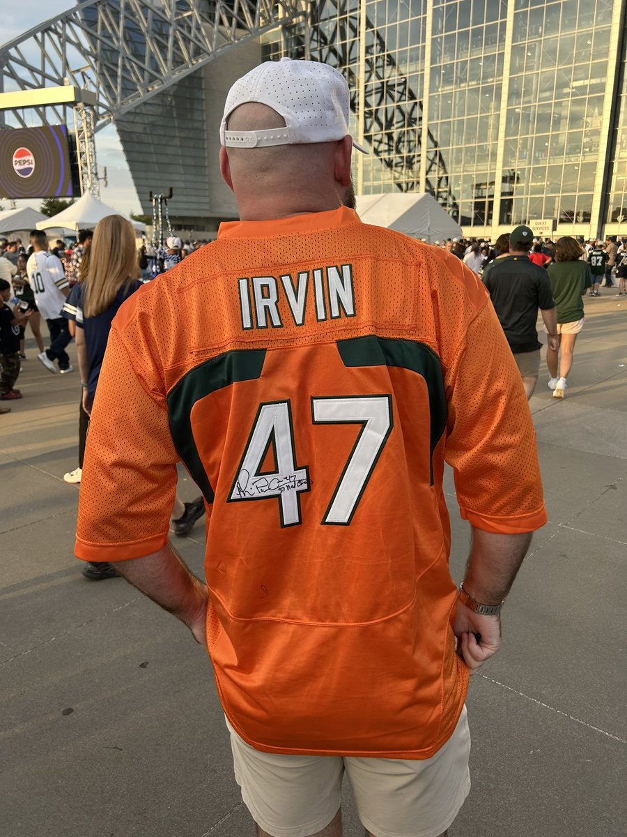 ZacTeague's tweet photo. @michaelirvin88 wanted to tell you thank you for signing my jersey last night!! Class act as always 🔥🔥 https://t.co/Ffzw809lFg