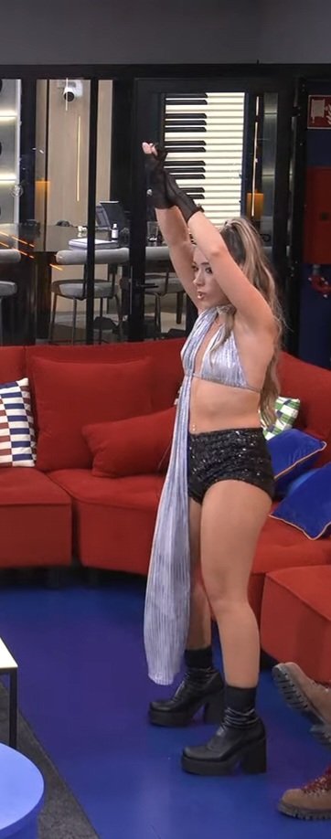 doingiconicshit's tweet photo. Rosa ha decidido cortar un vestido para hacer 3 tops y lo he le ha sobrado se lo ha pegado a Laura en un lado de la teta y el otro en la cabeza de Olivia #OTDirecto29S #OTGala2 https://t.co/1XPUZiTgZS