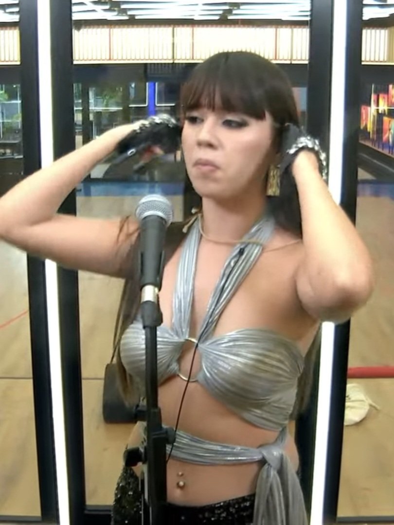 doingiconicshit's tweet photo. Rosa ha decidido cortar un vestido para hacer 3 tops y lo he le ha sobrado se lo ha pegado a Laura en un lado de la teta y el otro en la cabeza de Olivia #OTDirecto29S #OTGala2 https://t.co/1XPUZiTgZS