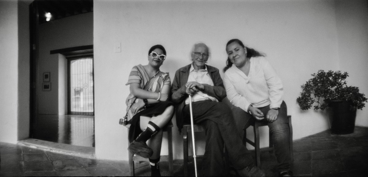 Jocelin Ortiz y Rosalba Bustamante con Bob Schalkwijk
En la exposición “De adentro hacia afuera” en el @cfmab
#fotoestenopeica con cámara Lumínica
#kentmere400  120
30 de agosto 2025 #pinhole #estenopeica
<a href="/bobschalkwijk/">Bob Schalkwijk</a>
＃ピンホール写真
#pinholephotography