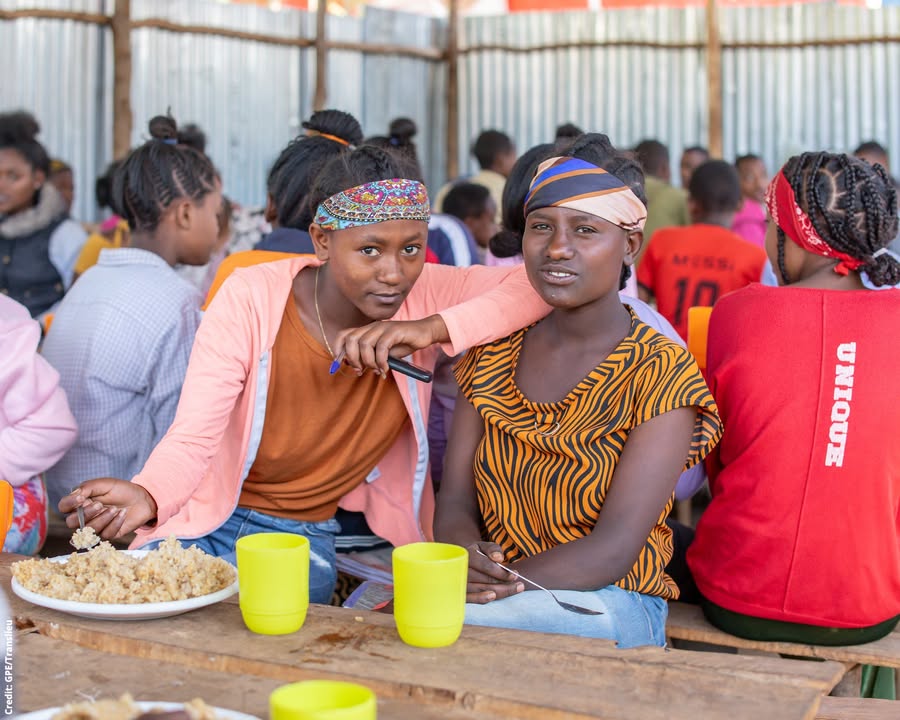 Lorsque les écoles offrent de la nourriture, les enfants sont plus susceptibles d'y aller.

Ces élèves en #Éthiopie savourent leur repas, offert grâce à un programme d'alimentation scolaire soutenu par le GPE, qui a touché plus de 220 000 enfants dans 648 écoles de 2020 à 2022.