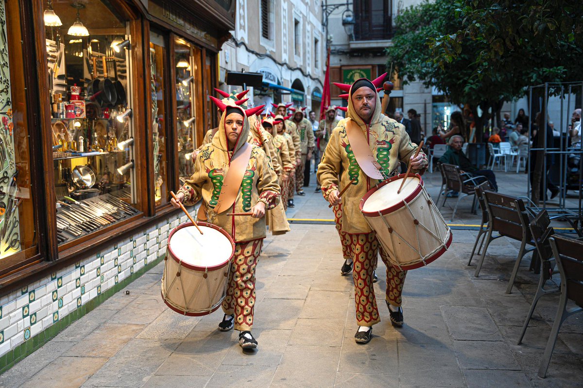 <a href="/balldiablesbcn/">Ball de Diables de Barcelona - Revenedors</a> Després de la missa, el toc de campanes  marca el moment en què tornem, en processó, cap a la plaça del Pi. Allà celebrarem l’acte d’adjudicació de la Beca de Recerca Antic Gremi Revenedors de Barcelona.