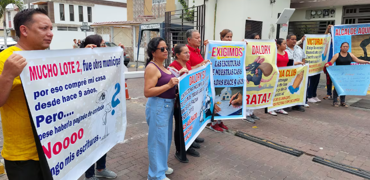 Expedientes_ec's tweet photo. 🇪🇨 | En Guayaquil, 27 familias de Mucho Lote 2 denuncian ser víctimas de una presunta estafa inmobiliaria: compraron sus casas al contado, pero ahora enfrentan embargos porque la constructora hipotecó las viviendas sin informarles.
 https://t.co/GeXOWE6bQ5

#Guayaquil #EstafaInmobiliaria #Vivienda