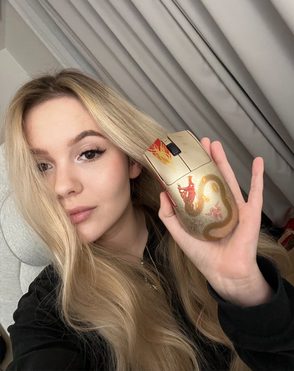 tinacsgo's tweet image. Actually prettiest mouse tysm @Razer 🐉🍁  (it&apos;s Viper V3 Pro) 👀