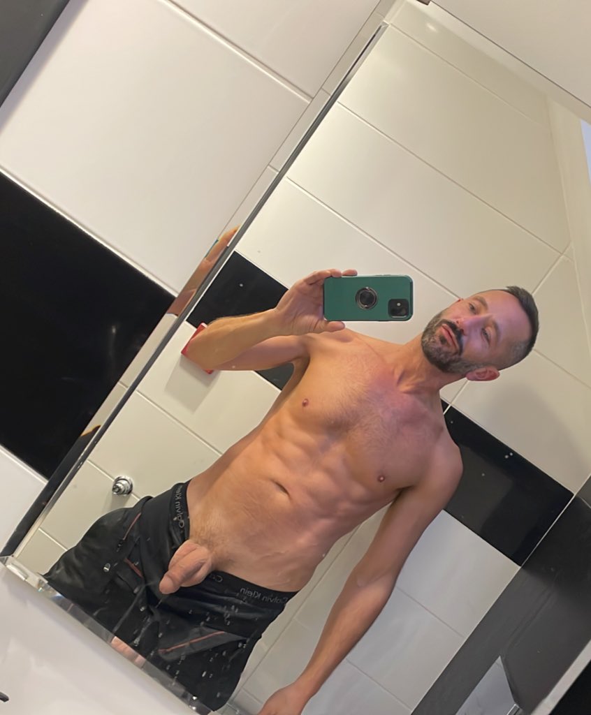 This mirror needs a good polish….. don’t you think?!