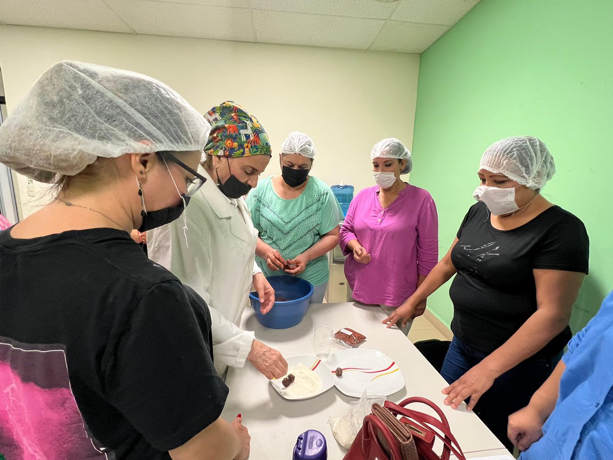 cjpmsonora's tweet photo. En colaboración con la Brigada de Educación para el Desarrollo Rural No 88 🌟 y la Fundación Bórquez Schwarzbeck 🌈, se llevo a cabo la segunda sesión del “Taller de Alimentos y Dulces 6ta Generación” 🍰👩‍🍳. https://t.co/Ko7t2PSNvb