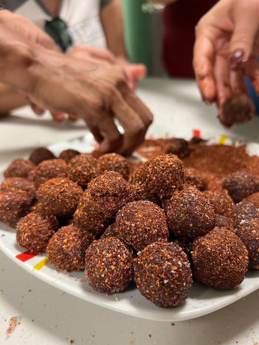 cjpmsonora's tweet photo. En colaboración con la Brigada de Educación para el Desarrollo Rural No 88 🌟 y la Fundación Bórquez Schwarzbeck 🌈, se llevo a cabo la segunda sesión del “Taller de Alimentos y Dulces 6ta Generación” 🍰👩‍🍳. https://t.co/Ko7t2PSNvb