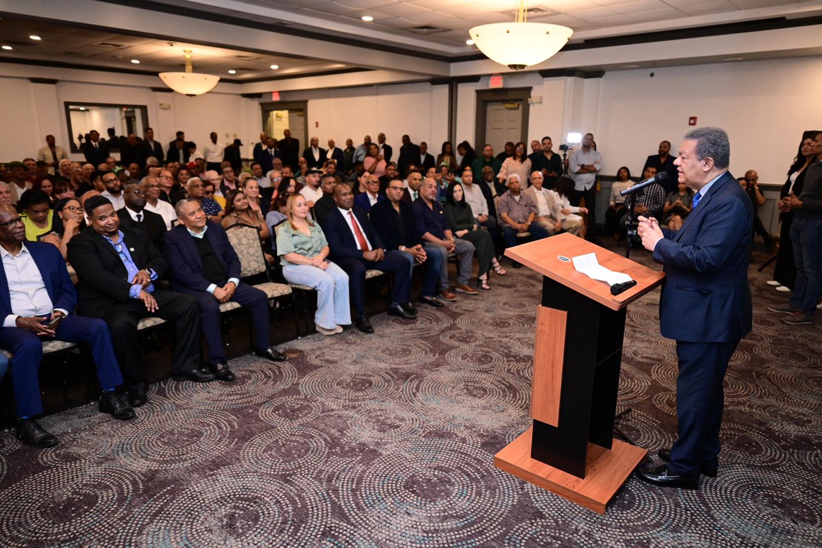 LeonelFernandez's tweet photo. En Boston, Massachusetts, presidimos la juramentación de nuevos miembros de la Fuerza del Pueblo, como parte de nuestra agenda política en esta importante urbe.

Cada día sumamos más voluntades comprometidas con la transformación de la República Dominicana y la construcción de un futuro de esperanza para nuestro pueblo.

#FuerzaDelPueblo