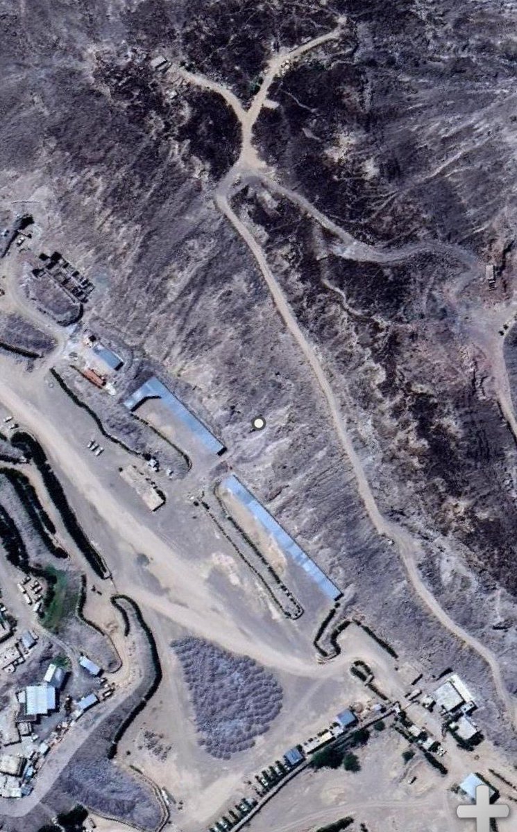 الإمارات تنهب ثروات #اليمن
بتواطئ من طارق صالح، #الإمارات تحول جبل النار في تعز إلى منجم مفتوح تستخرج منه الذهب والزنك والجرمانيوم ..

#الامارات_تنهب_ذهب_ومعادن_اليمن