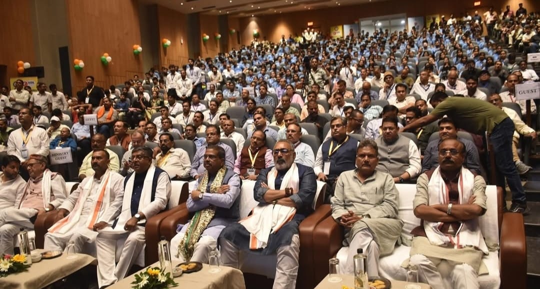 lnmishr's tweet photo. पटना के ऊर्जा ऑडिटोरियम में आयोजित सेवा पर्व कार्यक्रम में सम्मिलित होने का अवसर प्राप्त हुआ। इस कार्यक्रम में केंद्रीय शिक्षा मंत्री श्री धर्मेंद्र प्रधान, केंद्रीय कपड़ा मंत्री श्री गिरिराज सिंह और श्री सुनील कुमार बिहार के शिक्षा मंत्री की विशिष्ट उपस्थिति रही। https://t.co/m7BSdMSkZJ