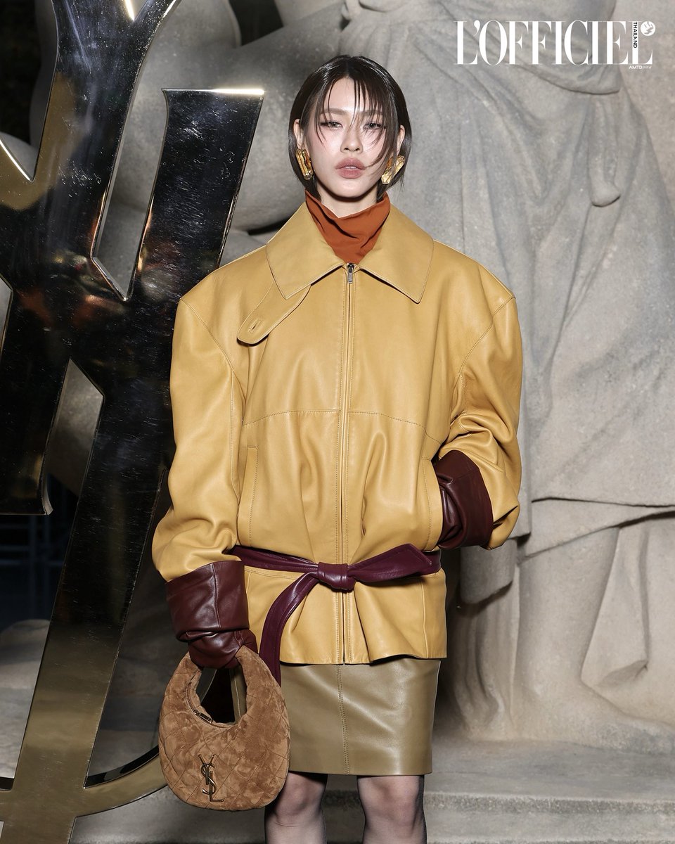 ‘เอมี่ ทสร’ ขณะเข้าร่วมชมโชว์ Saint Laurent Women’s Summer 26 โดยครั้งนี้เธอมาในโททัลลุคจากคอลเล็กชั่น Fall/Winter 2025 ที่โดดเด่นด้วยโทนสีสันอันจัดจ้าน และการเลเยอร์ด้วยสูทหนังสวมทับกับเสื้อและกระโปรง

#LOfficielThailand 
#YSL 
#YvesSaintLaurent 
#SaintLaurent
#emiamily