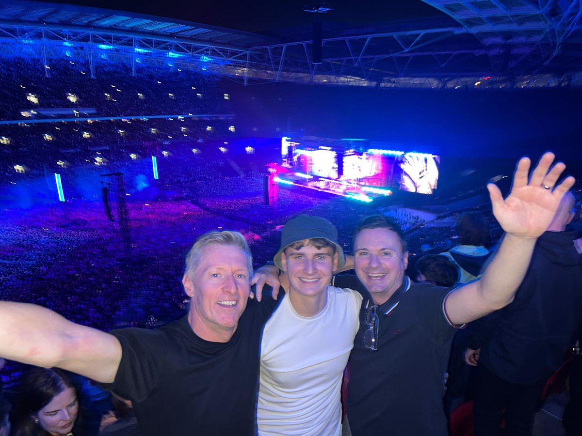 MrsClinton39's tweet photo. Best night of his life…… thank you for making it happen @oasis 💙 Until next year! 😎 Archie’s 18th celebration 🎉 x https://t.co/nT8A7MB4y6