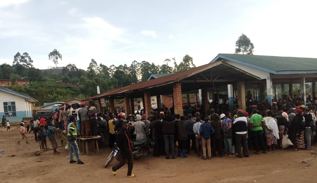#Lubero : 3 militaires tués par leurs compagnons d'arme en l'espace de 72h à #Lubero_centre. Les audiences foraines se tiennent à #Mulo pour le dernier cas du capitaine abattu dimanche. 5 prévenus à la barre. Pour le dossier de 2 commandos tués samedi, le suspect tjrs en cavale.