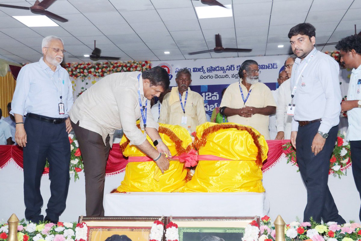 sangamdairyap's tweet image. నూతన పశుదాణా ఉత్పత్తుల ఆవిష్కరణ

చైర్మన్ శ్రీ @DhulipallaNk ఎండీ శ్రీ గోపాల కృష్ణన్, పాలకవర్గ సభ్యుల సమక్షంలో సంగం ప్లాటినం (22% మాంసకృత్తులు) మరియు సంగం పవర్ (18% మాంసకృత్తులు) రెండు నూతన పశుదాణా ఉత్పత్తులను ఆవిష్కరించి మార్కెట్ కి విడుదల చేయటం జరిగింది

#CattleFeed #SangamDairy