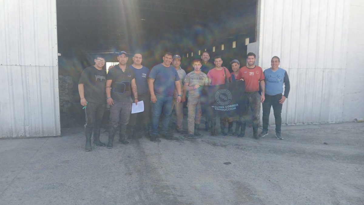 prensasoc's tweet photo. Tras audiencias con el ministerio de Trabajo de la Pcia. de San Luis, encabezadas por nuestro secretario general @GabiMNavarrete, conseguimos el blanqueo de 31 trabajadores de una nueva barraca, junto a quienes ya mantuvimos asambleas y trasladamos el saludo de la organización. https://t.co/uOognEID5u