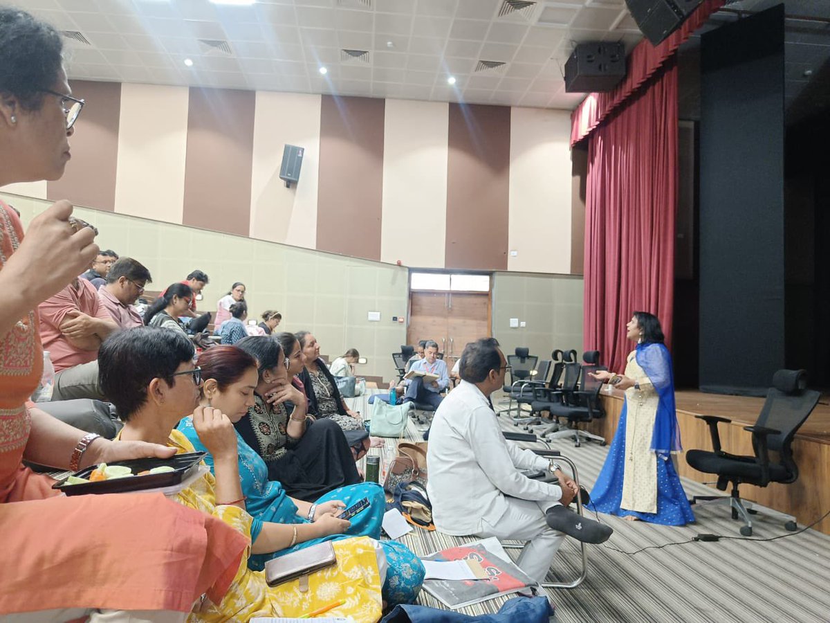 Preetisinghal09's tweet photo. Facilitated an engaging session on Science of Living for mentor teachers today . Together we explored how the 60-min classroom routine (circle time, meditation, main activity, reflection, closure) nurtures mind, body & spirit. #ScienceOfLiving #HolisticEducation https://t.co/Dz4CqM40KY