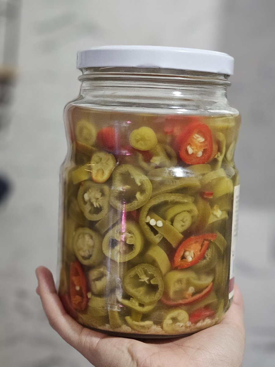 Çiçek buketi almak burjuva işidir, biz öğrencilerimizden böyle hediye alırız 😎