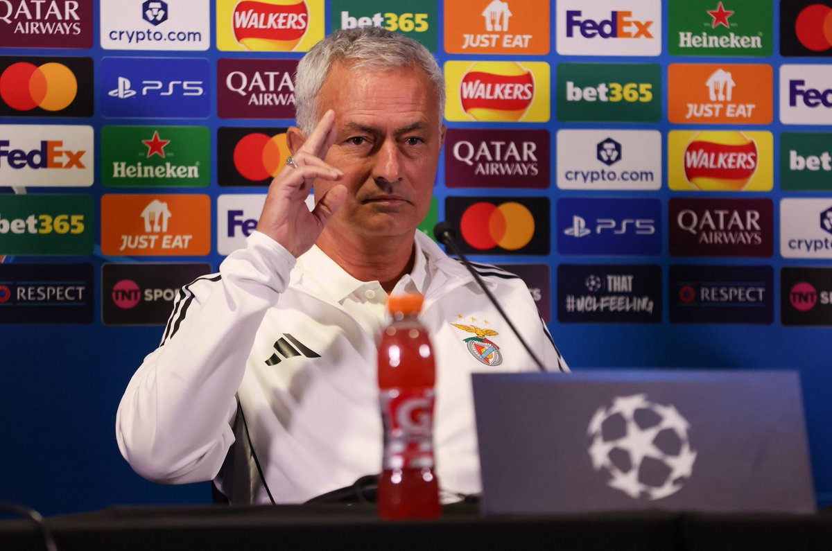CFCUruguay's tweet photo. 🗣️ Las frases destacadas y relacionadas al Chelsea, que dejó hoy José Mourinho en conferencia:

“Siempre seré 'Blue', soy importante en la historia del Chelsea, así como Chelsea es importante en mi historia”.
 
“No veo ninguna razón por la que el Chelsea no pueda ganar la Champions”.

“Para mí la Champions es más importante que el Mundial de Clubes. Pero ese parche amarillo en la camiseta del Chelsea, significa mucho. Felicitaciones por ello”.

“No creo que los hinchas de Chelsea me abucheen mañana. Al menos cuando estoy en la calle me piden selfies”.

“Chelsea es una máquina de ganar”.