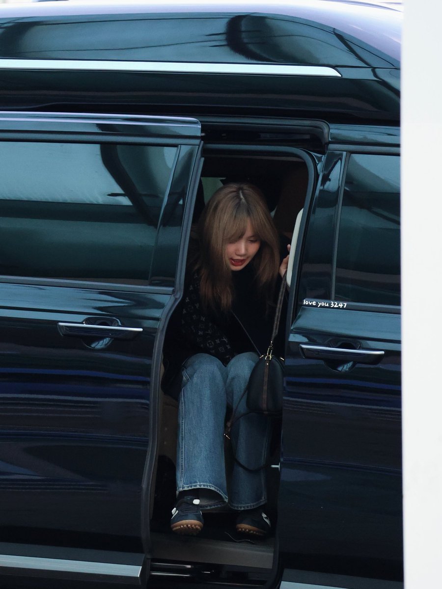 zannah712's tweet photo. 250927 ICN
Lisa รักนะ จุ๊บๆ🫶🏻🫶🏻🫶🏻
Soooooo  cute💛
#lisa #라사 #블랙핑크리사 https://t.co/Gd0dMRq3uV
