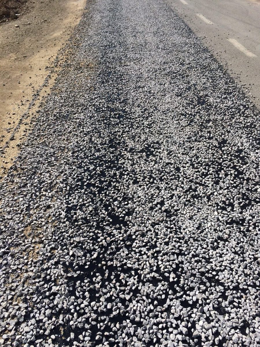 Yüksekova-Şemdinli ve Şemdinli-Derecik karayollarında gerçekleştirilen çakıl taşlı serpme asfalt uygulaması, trafik güvenliğini ciddi biçimde olumsuz etkiliyor. Bu uygulama, sürücülerin ve yolcuların can güvenliğini riske atmakta, araçlarda maddi hasara yol açmakta ve ulaşım